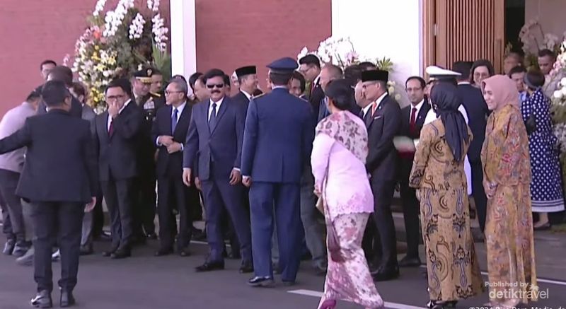 Menteri-menteri berkumpul di Halim untuk melepas Jokowi (dok. YouTube Setpres)