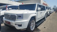 Tampak ada mobil putih berpelat merah dengan tulisan Indonesia 1. Adapun tulisan Garuda di belakang mobil tersebut. (Dwi/detikcom)