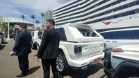 Ada juga mobil putih lain dengan pelat Indonesia 2 yang akan ditumpangi Wakil Presiden Gibran Rakabuming Raka. Mobil pengawalan Prabowo-Gibran juga berwarna putih. (Dwi/detikcom)