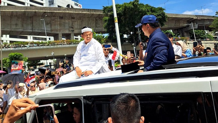 Momen Dedi Mulyadi dan Prabowo di atas mobil Maung Garuda
