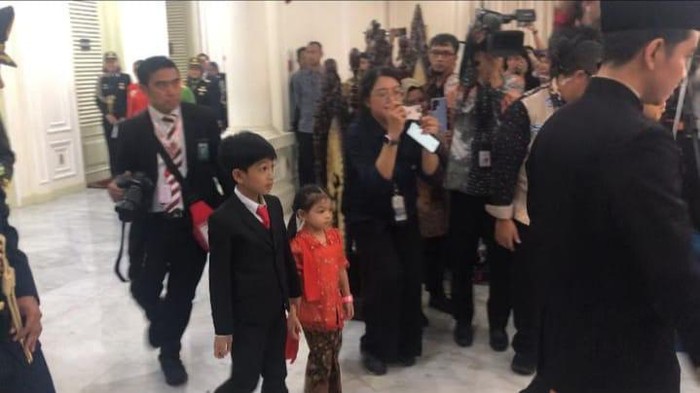 Momen Gibran Ajak Jan Ethes & La Lembah Antar Ma’ruf Tinggalkan Istana Wapres