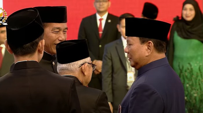 Presiden Joko Widodo (Jokowi) berbincang dengan Presiden terpilih, Prabowo Subianto, hingga Wapres Maruf Amin sempat berbincang bersama sebelum foto di gedung MPR/DPR/DPD, Jakarta. Ketiganya tampak tertawa lepas saat berbincang bersama.