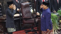 Selain itu, Prabowo mengatakan tantangan yang dihadapi bangsa Indonesia saat ini bukan cuma ancaman dari luar. Dia mengatakan ada juga tantangan dari dalam negeri.