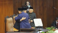 Prabowo pun mengajak semua pihak berani untuk mawas diri dan menatap realitas yang ada. Salah satunya, kata Prabowo, ialah banyaknya kebocoran dan korupsi yang merugikan negara.