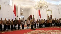 Total ada 48 menteri, 5 kepala lembaga dan 56 wakil menteri dan lembaga yang akan bertugas membantu Prabowo. 