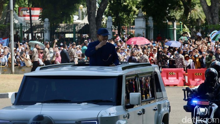 Momen Upacara Lepas Sambut Jokowi ke Prabowo di Istana Merdeka Presiden ke-7 RI Joko Widodo (Jokowi) resmi menyerahkan tongkat estafet jabatan ke Prabowo Subianto yang telah resmi dilantik sebagai presiden. Prosesi serah terima jabatan itu digelar di halaman Istana Merdeka, Jakarta, Minggu (20/10/2024).