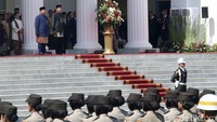 Presiden ke-7 RI Joko Widodo (Jokowi) resmi menyerahkan tongkat estafet jabatan ke Prabowo Subianto yang telah resmi dilantik sebagai presiden. Prosesi serah terima jabatan itu digelar di halaman Istana Merdeka, Jakarta.