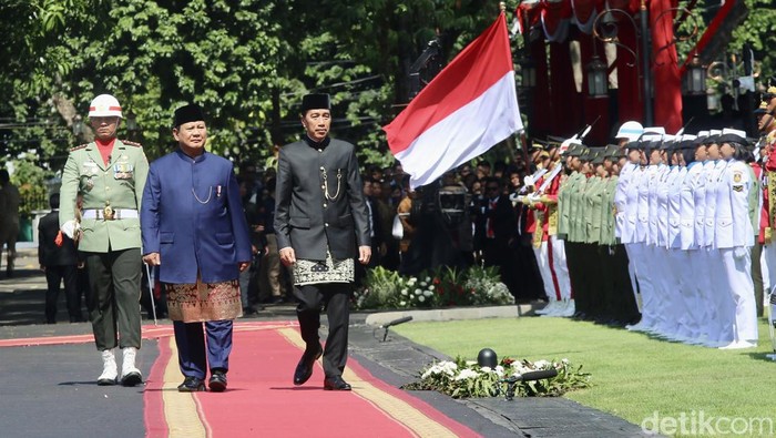 Presiden ke-7 RI Joko Widodo (Jokowi) resmi menyerahkan tongkat estafet jabatan ke Prabowo Subianto yang telah resmi dilantik sebagai presiden. Prosesi serah terima jabatan itu digelar di halaman Istana Merdeka, Jakarta, Minggu (20/10/2024).