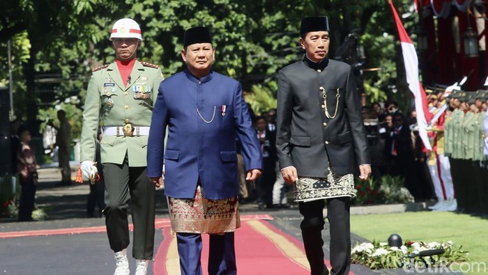 Presiden ke-7 RI Joko Widodo (Jokowi) resmi menyerahkan tongkat estafet jabatan ke Prabowo Subianto yang telah resmi dilantik sebagai presiden. Prosesi serah terima jabatan itu digelar di halaman Istana Merdeka, Jakarta, Minggu (20/10/2024).