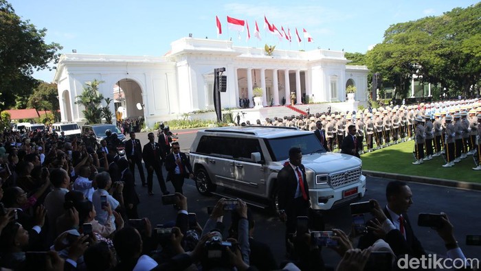 Momen Upacara Lepas Sambut Jokowi ke Prabowo di Istana Merdeka Presiden ke-7 RI Joko Widodo (Jokowi) resmi menyerahkan tongkat estafet jabatan ke Prabowo Subianto yang telah resmi dilantik sebagai presiden. Prosesi serah terima jabatan itu digelar di halaman Istana Merdeka, Jakarta, Minggu (20/10/2024).