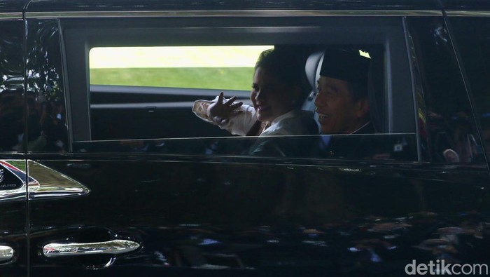 Momen Upacara Lepas Sambut Jokowi ke Prabowo di Istana Merdeka Presiden ke-7 RI Joko Widodo (Jokowi) resmi menyerahkan tongkat estafet jabatan ke Prabowo Subianto yang telah resmi dilantik sebagai presiden. Prosesi serah terima jabatan itu digelar di halaman Istana Merdeka, Jakarta, Minggu (20/10/2024).