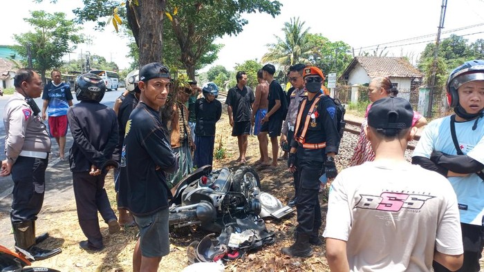 Motor korban setelah tertabrak kereta api di Probolinggo