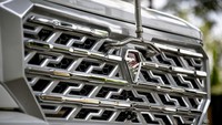 Maung Garuda memiliki bobot 2,95 ton, dimensi panjang sekitar 5,05 m, lebar 2,06 m, tinggi 1,87 m serta desain long wheelbase yang nyaman dan lega.