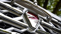Logo Garuda melambangkan kekuatan dan gerak dinamis dengan kepak sayapnya yang mengembang menjadi simbol di berbagai bagian kendaraan, terpampang mulai bagian grille hingga velg kendaraan yang tetap terlihat meskipun roda kendaraan sedang bergerak. Motif grille terinspirasi dari batik parang yang menggambarkan kearifan lokal sekaligus sebagai salah satu identitas bangsa. Foto: Dok. PT Pindad