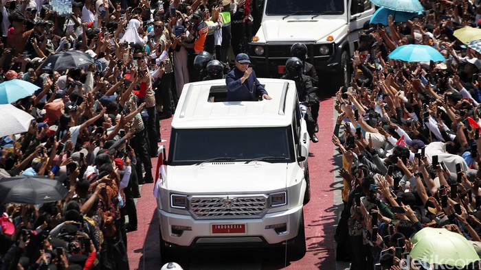 Presiden Prabowo Subianto disambut lautan manusia yang menunggunya melintas di Bundaran HI, Jakarta Pusat. Prabowo pun menyapa serta menyalami warga dari sunroof mobil Maung Garuda Indonesia 1 yang ditumpanginya.