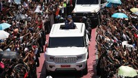 Mobil putih ini juga termasuk rangkaian pengawalan. Dalam perjalanannya, Prabowo-Gibran disambut warga dan simpatisan. Pradita Utama/detikcom