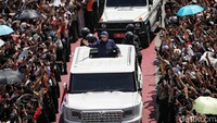 Dalam pawai itu Prabowo menggunakan mobil buatan Pindad MV3 Garuda Limouisine.