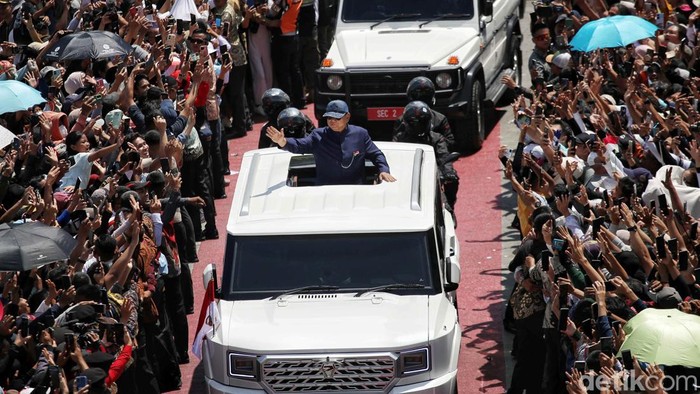Presiden Prabowo Subianto disambut lautan manusia yang menunggunya melintas di Bundaran HI, Jakarta Pusat. Prabowo pun menyapa serta menyalami warga dari sunroof mobil Maung Garuda Indonesia 1 yang ditumpanginya.