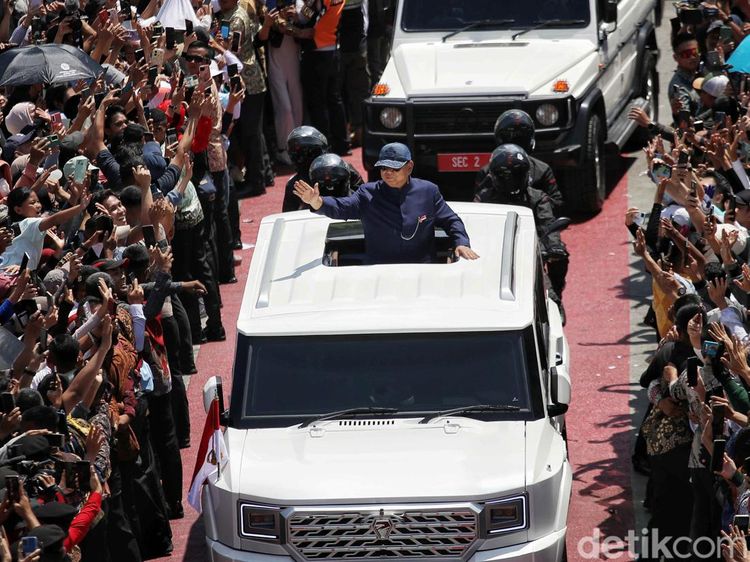 Naik Maung Garuda, Presiden Prabowo Sapa Warga di Bundaran HI