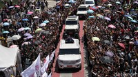 Lautan manusia di lokasi juga terlihat meneriakkan yel-yel serta memotret Prabowo yang melintas. Warga sendiri berkerumun sepanjang Jalan Sudirman hingga Istana Merdeka.