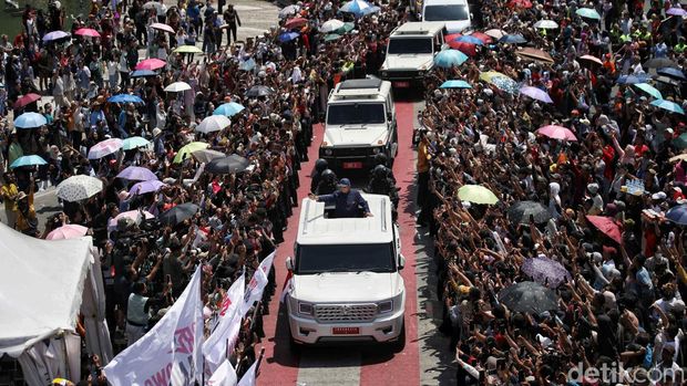 Presiden Prabowo Subianto disambut lautan manusia yang menunggunya melintas di Bundaran HI, Jakarta Pusat. Prabowo pun menyapa serta menyalami warga dari sunroof mobil Maung Garuda 'Indonesia 1' yang ditumpanginya.