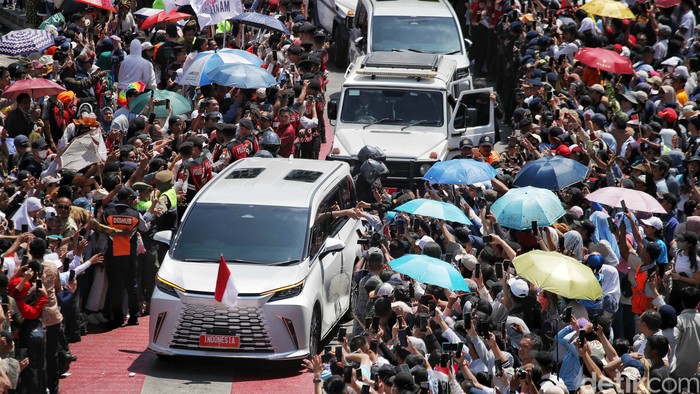 Presiden Prabowo Subianto disambut lautan manusia yang menunggunya melintas di Bundaran HI, Jakarta Pusat. Prabowo pun menyapa serta menyalami warga dari sunroof mobil Maung Garuda Indonesia 1 yang ditumpanginya.