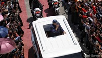 Warga yang berkerumun pun terlihat riuh saat melihat Prabowo. Mereka berebut untuk mencoba bersalaman dengan Prabowo.