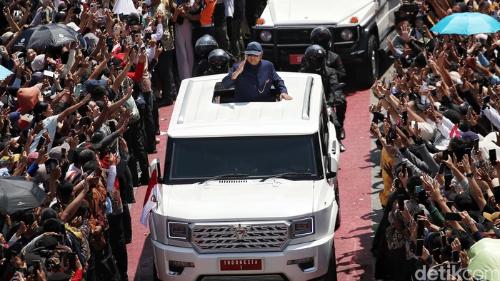 Presiden Prabowo Subianto disambut lautan manusia yang menunggunya melintas di Bundaran HI, Jakarta Pusat. Prabowo pun menyapa serta menyalami warga dari sunroof mobil Maung Garuda Indonesia 1 yang ditumpanginya.