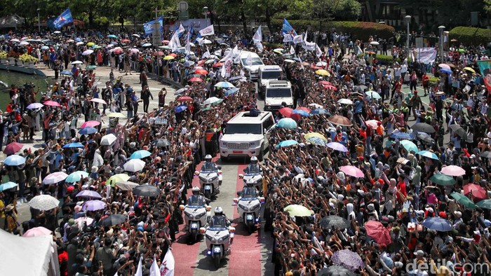 Naik Maung Garuda, Presiden Prabowo Sapa Warga di Bundaran HI Presiden Prabowo Subianto disambut lautan manusia yang menunggunya melintas di Bundaran HI, Jakarta Pusat. Prabowo pun menyapa serta menyalami warga dari sunroof mobil Maung Garuda 'Indonesia 1' yang ditumpanginya.