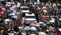 Prabowo pun menyapa serta menyalami warga dari sunroof mobil Maung Garuda Indonesia 1 yang ditumpanginya.