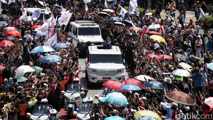 Naik Maung Garuda, Presiden Prabowo Sapa Warga di Bundaran HI Presiden Prabowo Subianto disambut lautan manusia yang menunggunya melintas di Bundaran HI, Jakarta Pusat. Prabowo pun menyapa serta menyalami warga dari sunroof mobil Maung Garuda 'Indonesia 1' yang ditumpanginya.