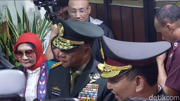 Panglima TNI Jenderal Agus Subianto dan Kapolri Jenderal Listyo Sigit Prabowo, saat wawancara di kediaman Jokowi di Kelurahan Sumber, Kecamatan Banjarsari, Kota Solo, Minggu (20/10/2024).