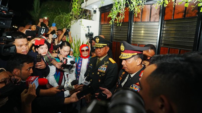 Panglima TNI Jenderal Agus Subiyanto dan Kapolri Jenderal Listyo Sigit Prabowo di rumah Presiden ke-7 RI Joko Widodo (Jokowi), Solo, Jateng, Minggu (20/10/2024) malam.