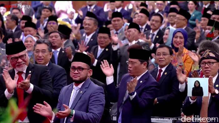 Para peserta sidang MPR meriuhkan chant Terima Kasih Pakde Jokowi di pelantikan Prabowo-Gibran (dok. YouTube Setpres)