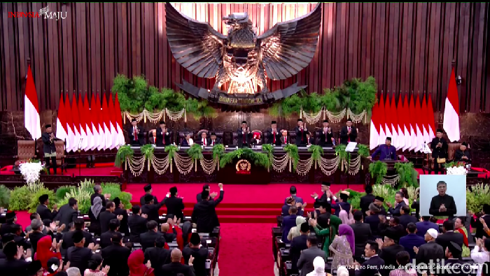 Para peserta sidang MPR standing ovation saat Prabowo cerita diajak bergabung Jokowi yang saat itu menang di Pilpres 2019 (dok. YouTube Setpres)