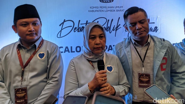 Pasangan calon Bupati dan Wakil Bupati Lombok Barat Nurhidayah-Imam Kafali saat konferensi pers seusai debat perdana di Pilbup Lombok Barat. (Ahmad Viqi/detikBali).