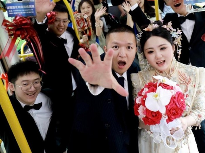 Pasangan pengantin ini menjadi sorotan karena menggelar acara pernikahan di dalam bus.
