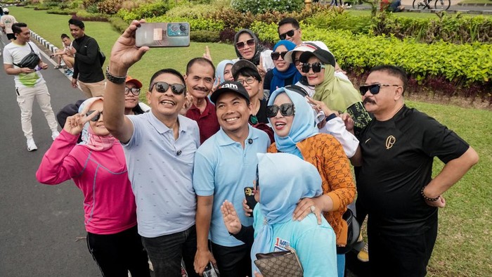 Pasangan Wahyu Hidayat-Ali Muthohirin sapa warga di CFD sekaligus gelar pesta rakyat pelantikan Prabowo-Gibran