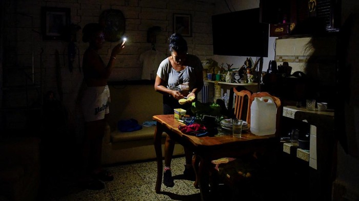 Pemadaman Listrik Nasional Bikin Kuba Gelap Gulita People walk in the street at night as Cuba is hit by an island-wide blackout, in Havana, Cuba, October 18, 2024. REUTERS/Norlys Perez TPX IMAGES OF THE DAY
