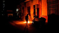 Lonjakan pemadaman listrik terjadi setelah pemadaman listrik selama berbulan-bulan di seluruh Kuba, karena pembangkit listrik berbahan bakar minyak yang sudah tua dan berusia puluhan tahun, berulang kali gagal beroperasi. Selain itu, pemerintah Komunis yang bangkrut, yang dibebani sanksi AS, berjuang untuk membeli bahan bakar di pasar global.  