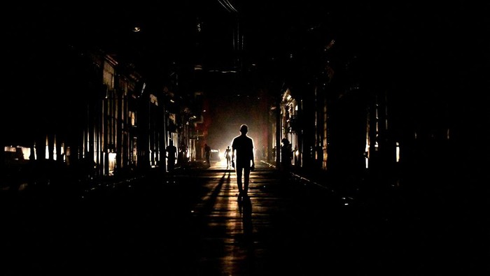People walk in the street at night as Cuba is hit by an island-wide blackout, in Havana, Cuba, October 18, 2024. REUTERS/Norlys Perez     TPX IMAGES OF THE DAY