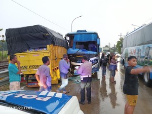Bus Sugeng Rahayu Tabrak Avanza dan Truk di Arteri Jombang, Sopir Luka