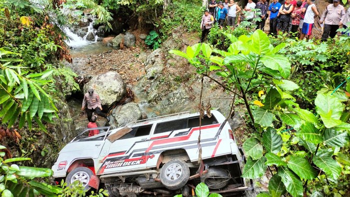 Penampakan minibus terjun ke jurang di Trenggalek