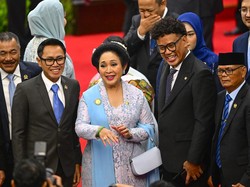 7 Gaya Titiek Soeharto Anggun Berkebaya Biru di Pelantikan Presiden Prabowo