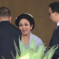 Kebaya berbahan lace model kutu baru dipadukan dengan kain batik Solo warna sogan. Foto: ANTARA FOTO/Indrianto Eko Suwarso