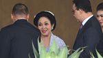Penampilan Titiek Soeharto Hadiri Pelantikan Prabowo-Gibran