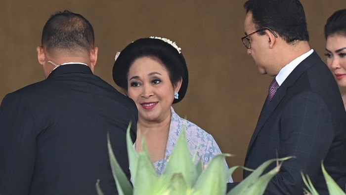 Penampilan Titiek Soeharto Hadiri Pelantikan Prabowo-Gibran Mantan istri Prabowo Subianto sekaligus anggota DPR Fraksi Partai Gerindra, Titiek Soeharto (tengah) dan politisi Anies Baswedan (kanan) tiba menghadiri pelantikan presiden dan wakil presiden periode 2024-2029 di Gedung Nusantara, Kompleks Parlemen, Senayan, Jakarta, Minggu (20/10/2024). Prabowo Subianto dan Gibran Rakabuming Raka akan mengikuti sidang paripurna MPR pengucapan sumpah sebagai Presiden dan Wakil Presiden Republik Indonesia masa bakti 2024-2029. ANTARA FOTO/Indrianto Eko Suwarso/app/YU