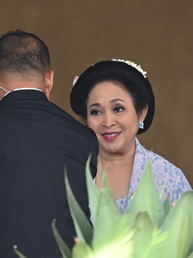 Kebaya berbahan lace model kutu baru dipadukan dengan kain batik Solo warna sogan. Foto: ANTARA FOTO/Indrianto Eko Suwarso