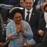 Titiek Soeharto memilih kebaya warna biru muda untuk tampil dalam momen bersejarah bangsa Indonesia itu. Foto: ANTARA FOTO/Akbar Nugroho Gumay