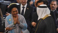 Titiek Soeharto (kiri) tiba di gedung Nusantara menjelang pelantikan presiden dan wakil presiden periode 2024-2029 di Kompleks Parlemen, Senayan, Jakarta. ANTARA FOTO/Akbar Nugroho Gumay 